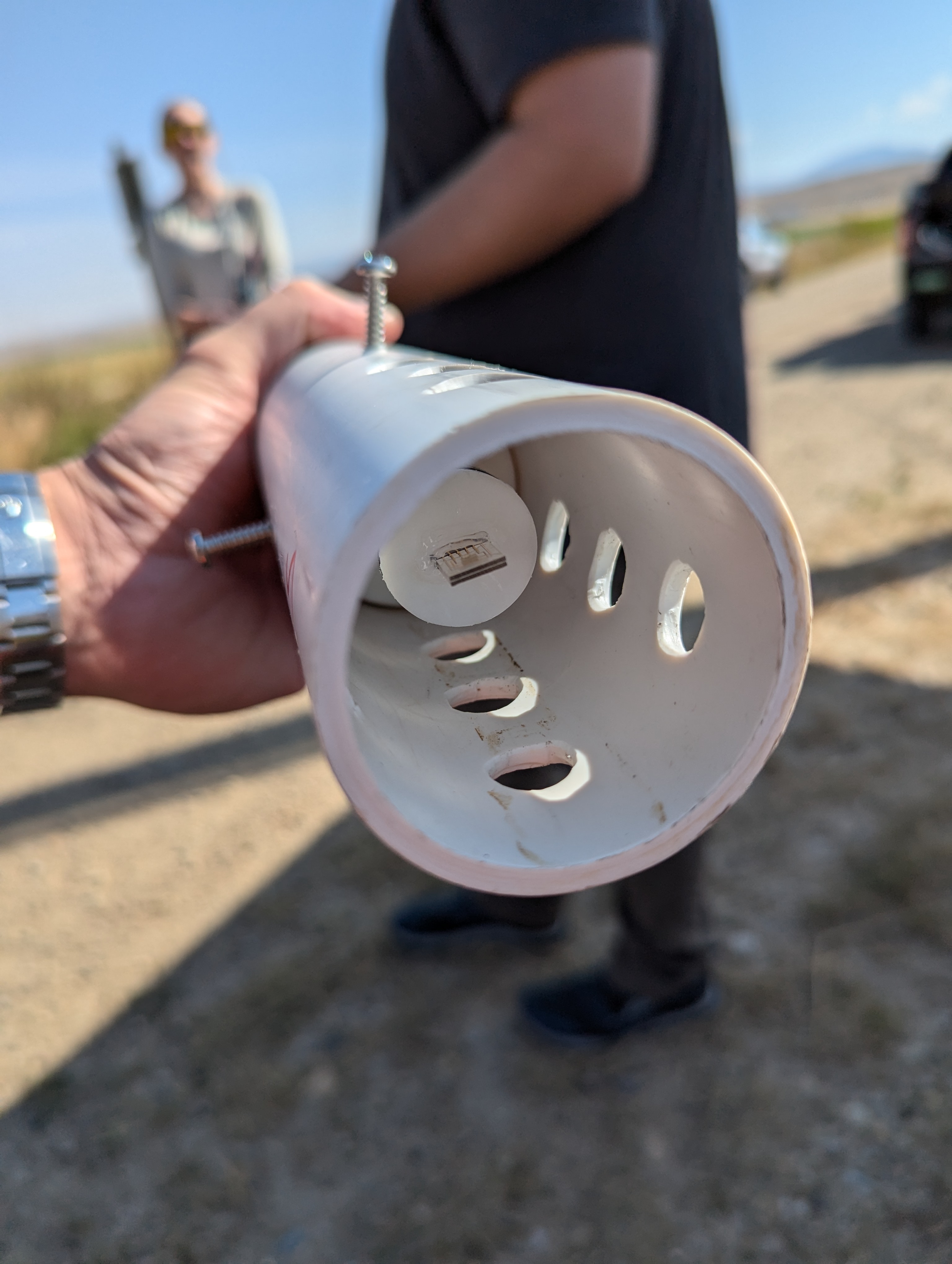 The sensor housing: PVC tube with the EIS electrode chip and flow apertures