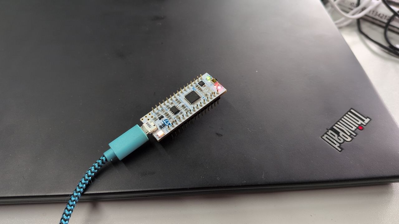 STM32F303K8 Nucleo-32 on the desk